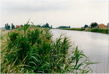 CPH_map2_029 Purmer-Ringvaart vanaf Monnickendammerbrug. Rechts aan de overkant zien we de boerderij van Koos van ...